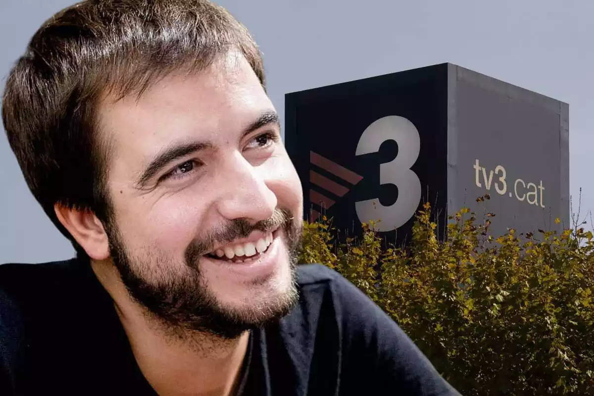Fotomontaje de Ricard Ustrell sonriendo con las instalaciones de TV3 de fondo