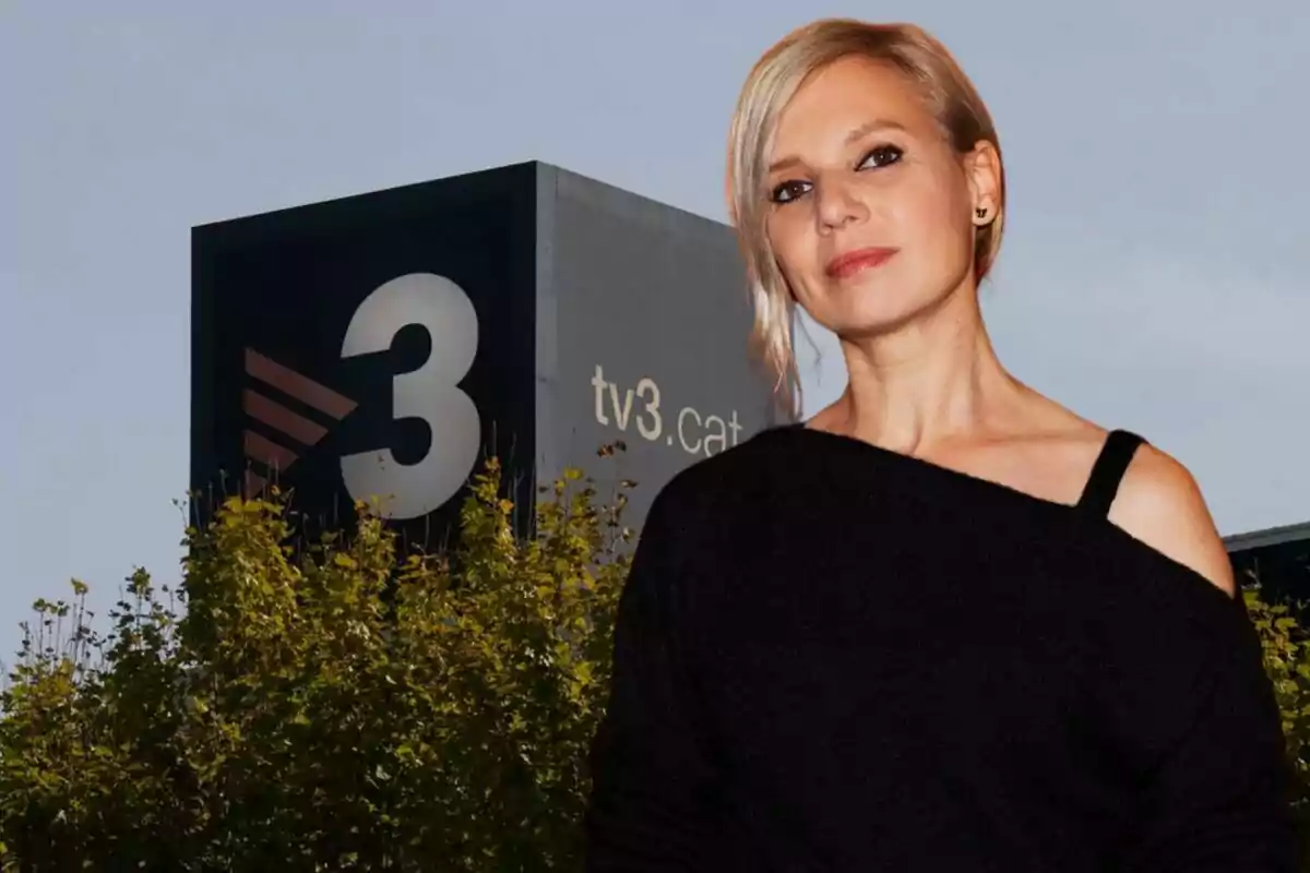 Una mujer de cabello rubio posa frente a un edificio con el logo de TV3.