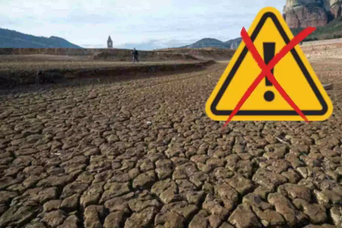 Fotomontaje con una imagen de la sequía en el pantano de Sau en Cataluña y al frente un símbolo de alerta con una cruz roja