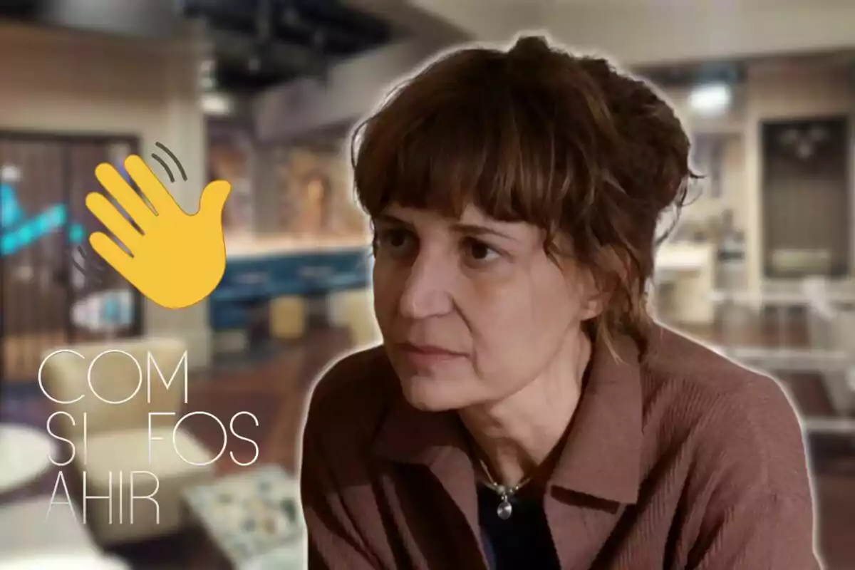 Una persona con expresión seria en un entorno interior con un emoji de mano saludando y el texto "COM SI FOS AHIR".