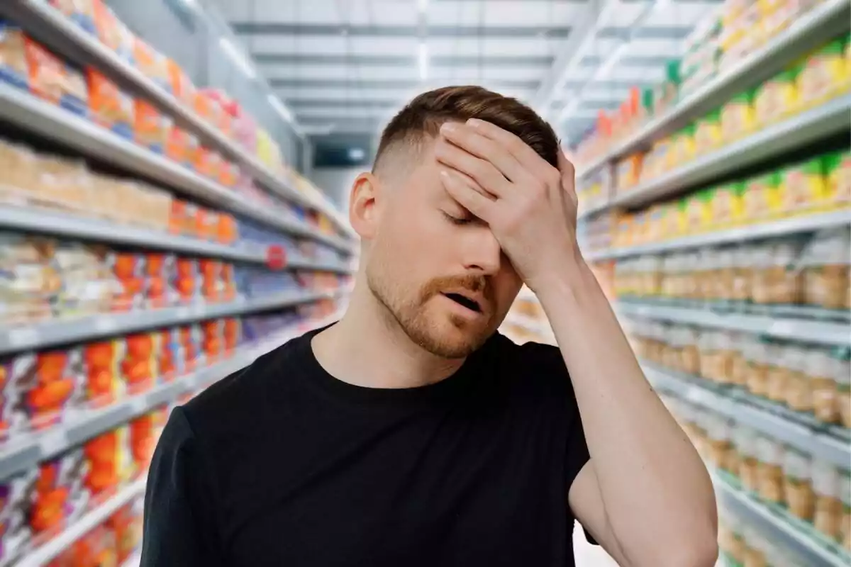 Montaje fotográfico entre una imagen del pasillo de un supermercado y una persona preocupada