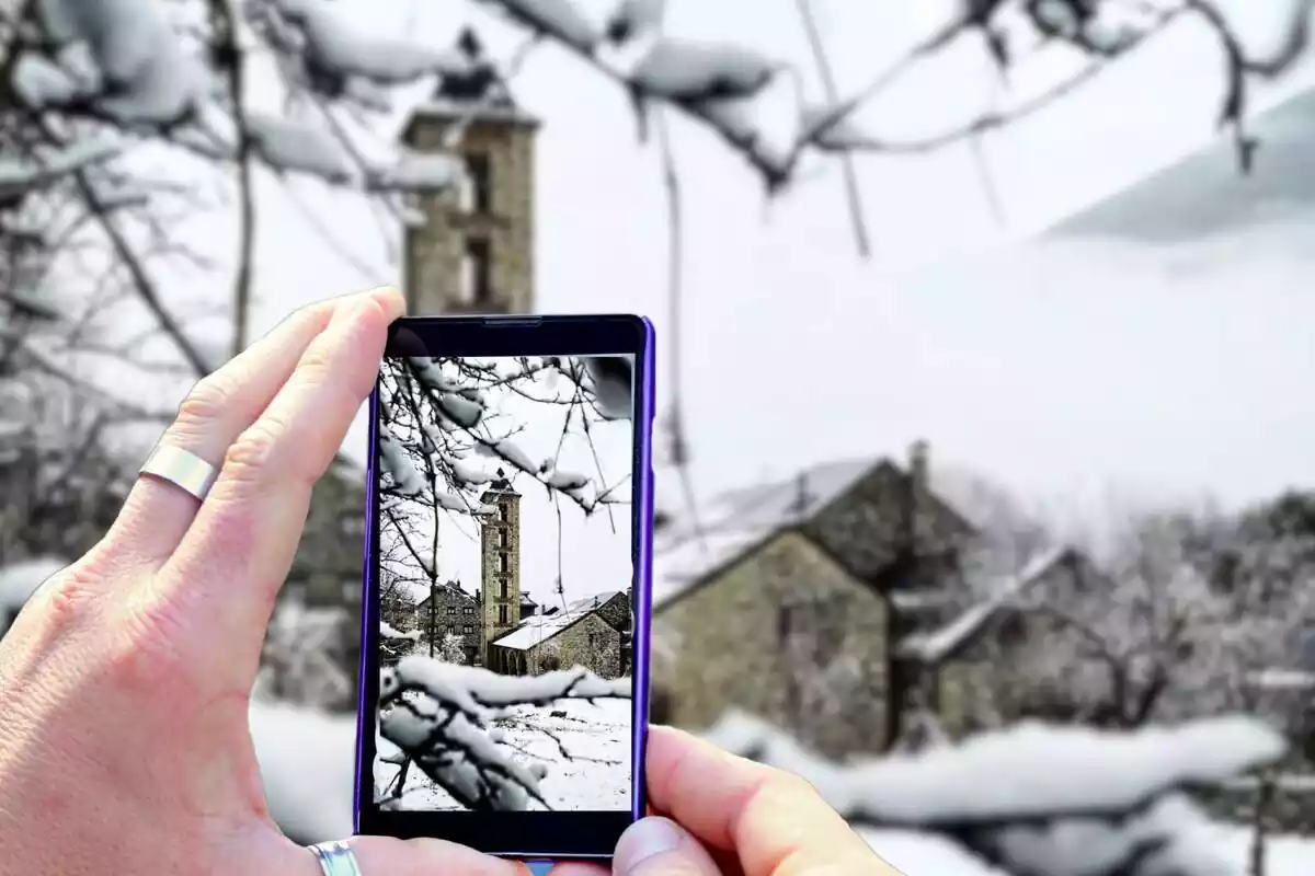 Fotomontaje entre un teléfono móvil y el paisaje de Taüll