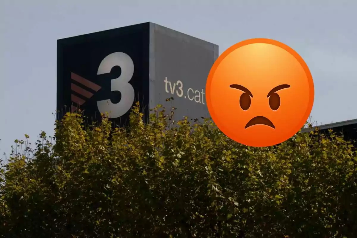 Un edificio con el logo de TV3 y un emoji de enojo superpuesto.