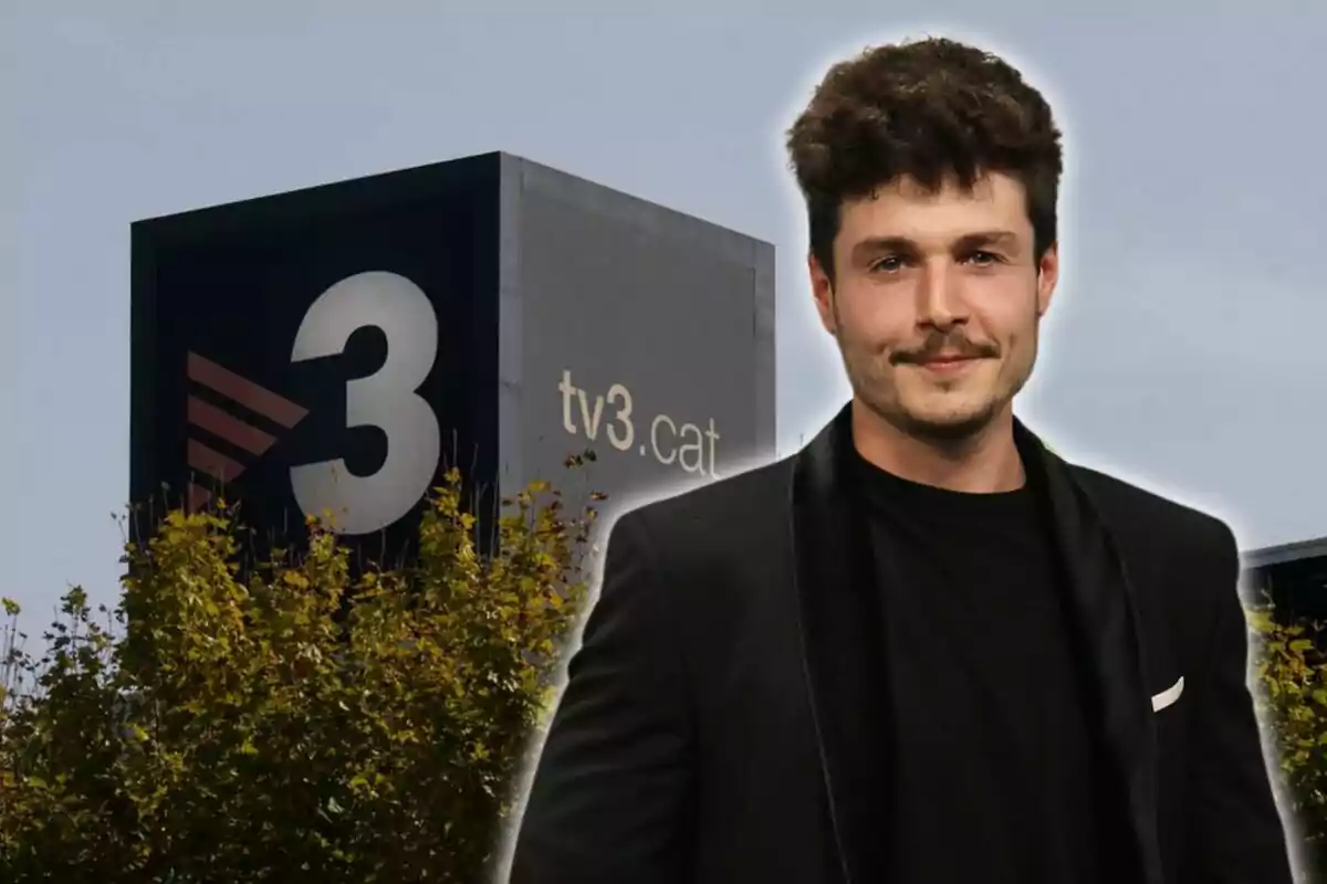 Un hombre con chaqueta oscura frente a un edificio con el logo de TV3 y árboles en primer plano.