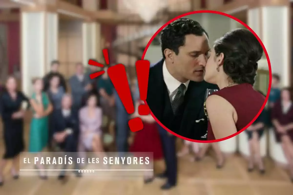 Un grupo de personas posando en un salón elegante con un círculo rojo resaltando a una pareja que está a punto de besarse.