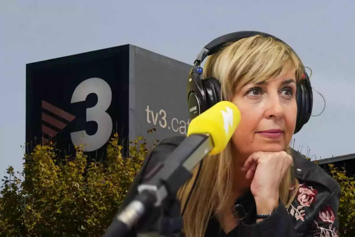 Mujer con auriculares frente a un micrófono amarillo con el logo de TV3 de fondo.