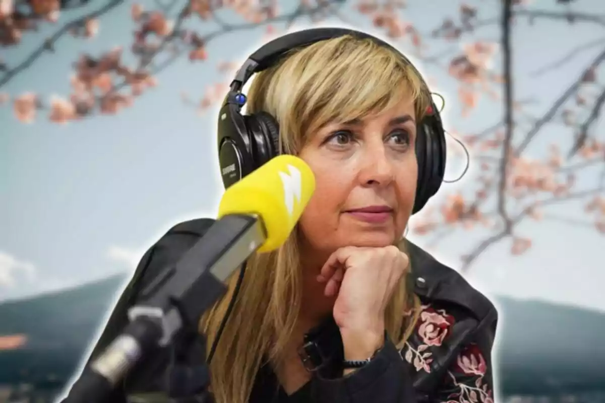 Una mujer con auriculares y un micrófono amarillo, con un fondo de flores de cerezo.