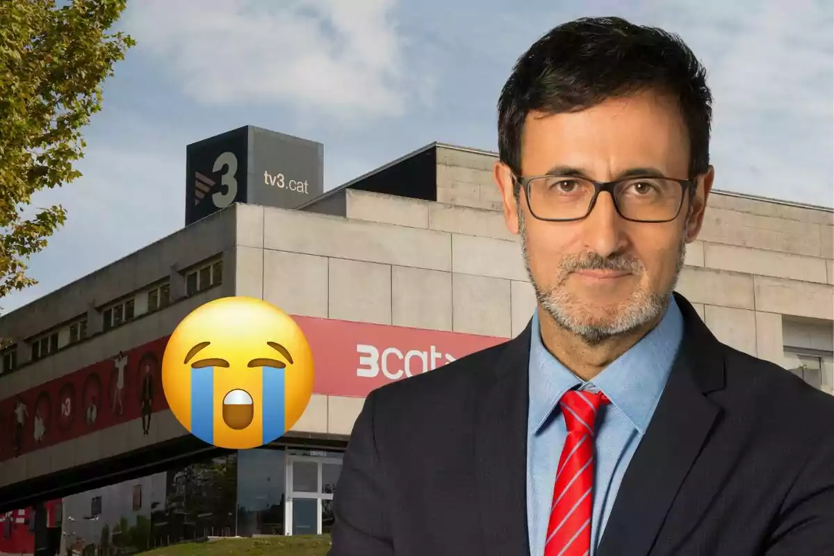 Un hombre con gafas y traje está frente a un edificio con el logo de TV3 y un emoji llorando.