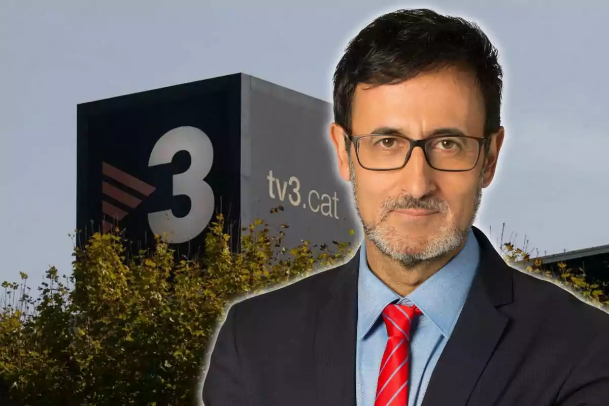 Hombre con gafas y corbata roja frente a un edificio con el logo de TV3 y la URL tv3.cat