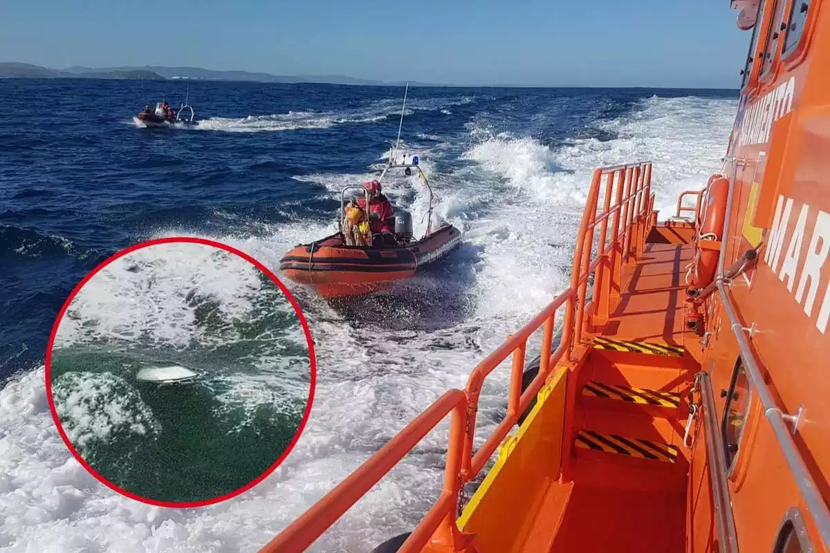 Fotomontaje de Salvamento Marítimo y una embarcación que ha volcado en el mar