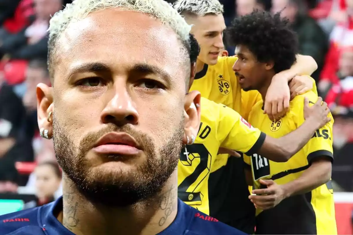El futbolista brasileño Neymar Júnior junto a una foto del Borussia Dortmund en la que sale Karim Adeyemi.