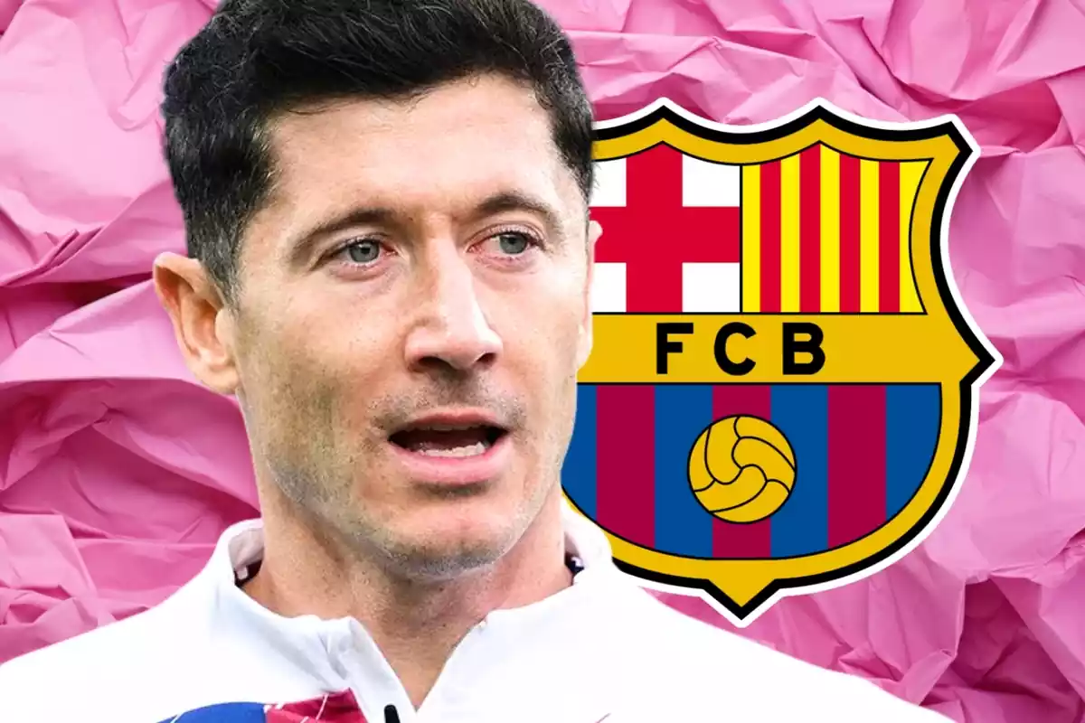 El delantero polaco del Barça, Robert Lewandowski, en primer plano junto a una foto del escudo del FC Barcelona.