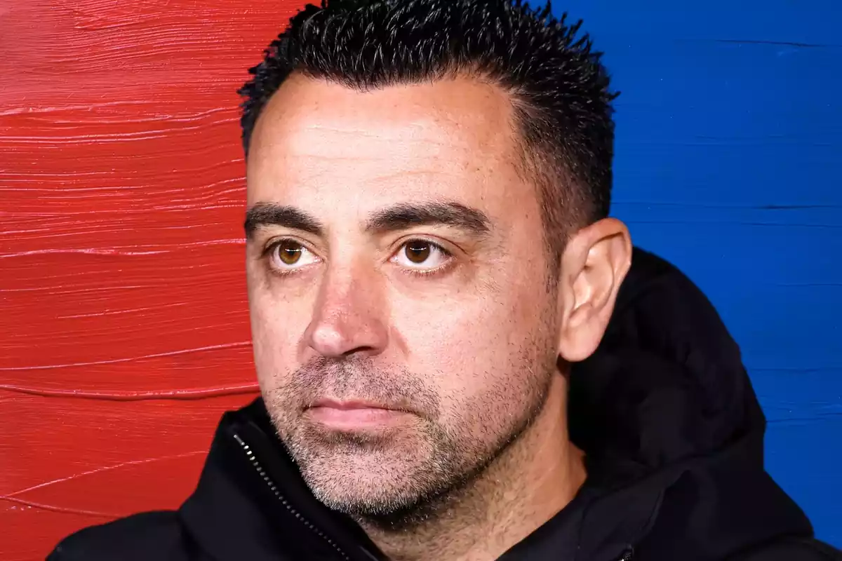 El entrenador del FC Barcelona, Xavi Hernández, en primer plano.