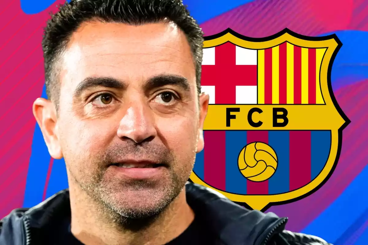 El actual entrenador del Barça, Xavi Hernández, junto a una foto en la que aparece el escudo del club que preside Joan Laporta.