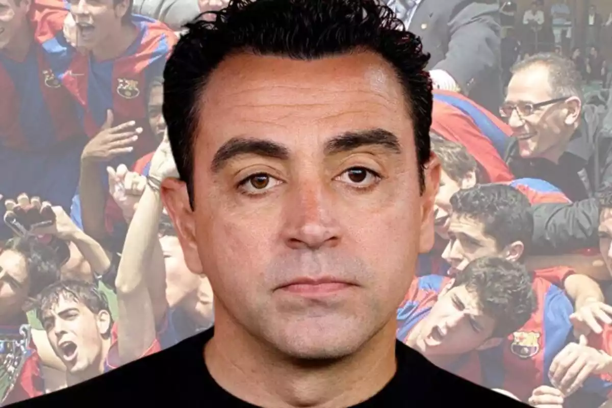 El actual entrenador del FC Barcelona, Xavi Hernández, junto a una foto con varios históricos de la entidad barcelonista que preside Joan Laporta.