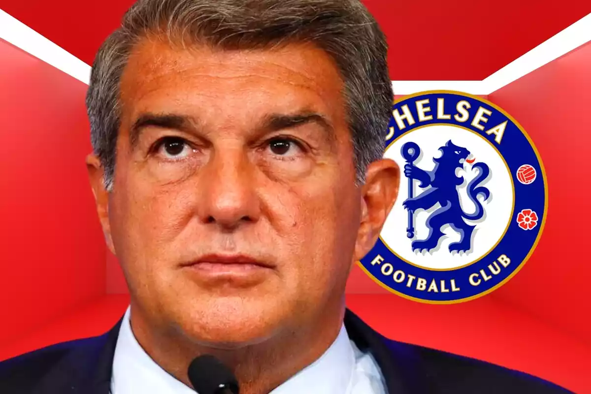 El presidente del FC Barcelona, Joan Laporta, en primer plano junto al escudo del Chelsea inglés de la Premier League.