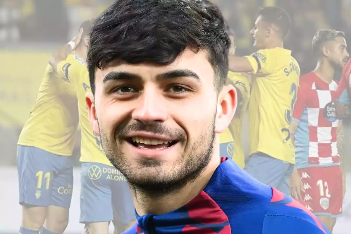 El mediocampista canario del Barça, Pedri González, junto a una foto de grupo de la UD Las Palmas.