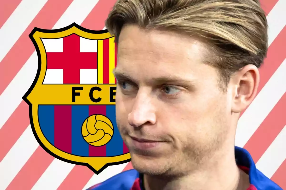 El mediocampista neerlandés Frenkie de Jong, en primer plano junto a una foto de fondo en la que se divisa el escudo del FC Barcelona