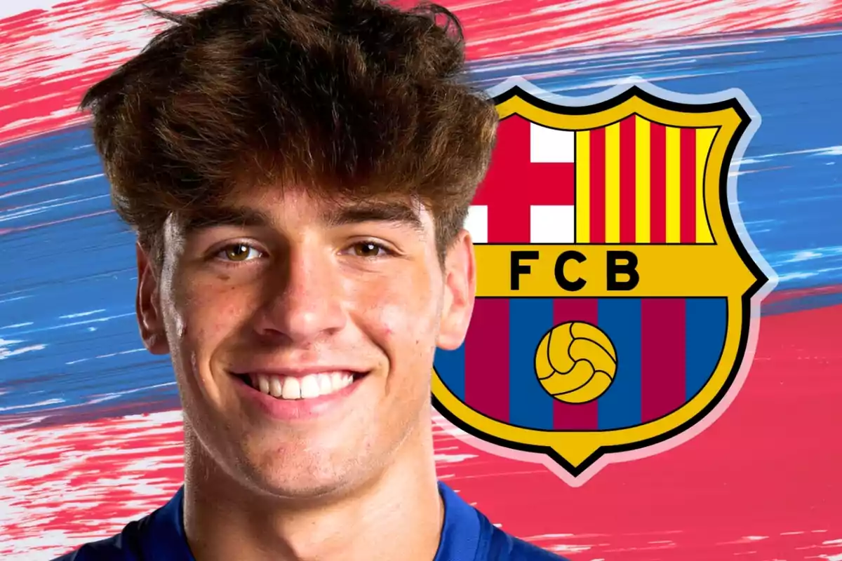 Joven sonriente con el escudo del FC Barcelona de fondo.