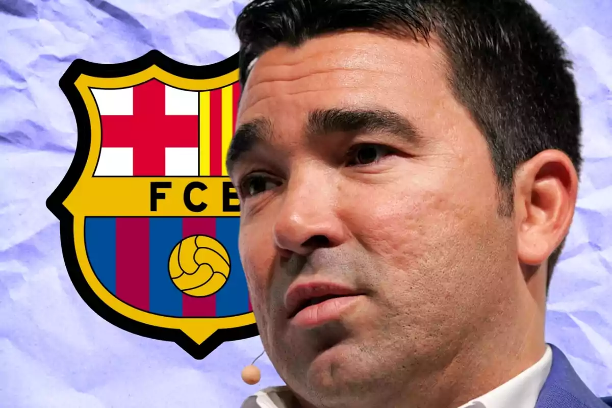 Un hombre con un micrófono en la oreja frente a un logo del FC Barcelona.