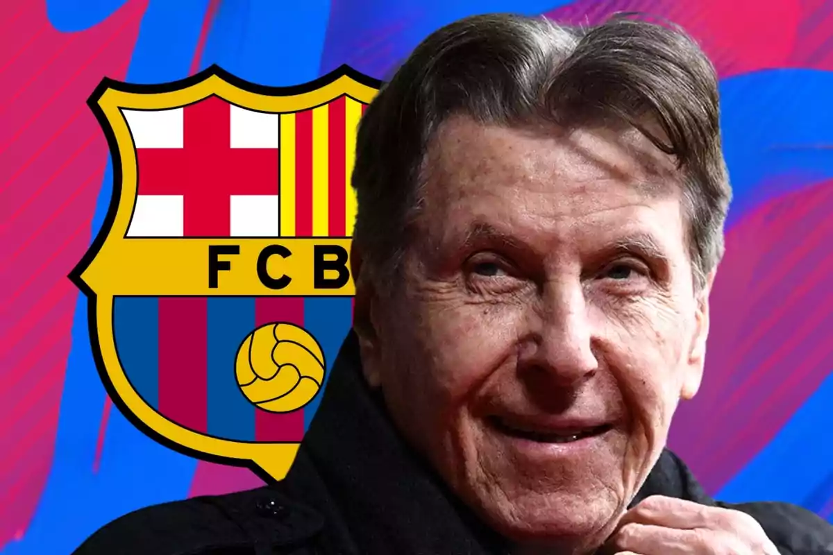 Hombre mayor sonriendo con el escudo del FC Barcelona de fondo.