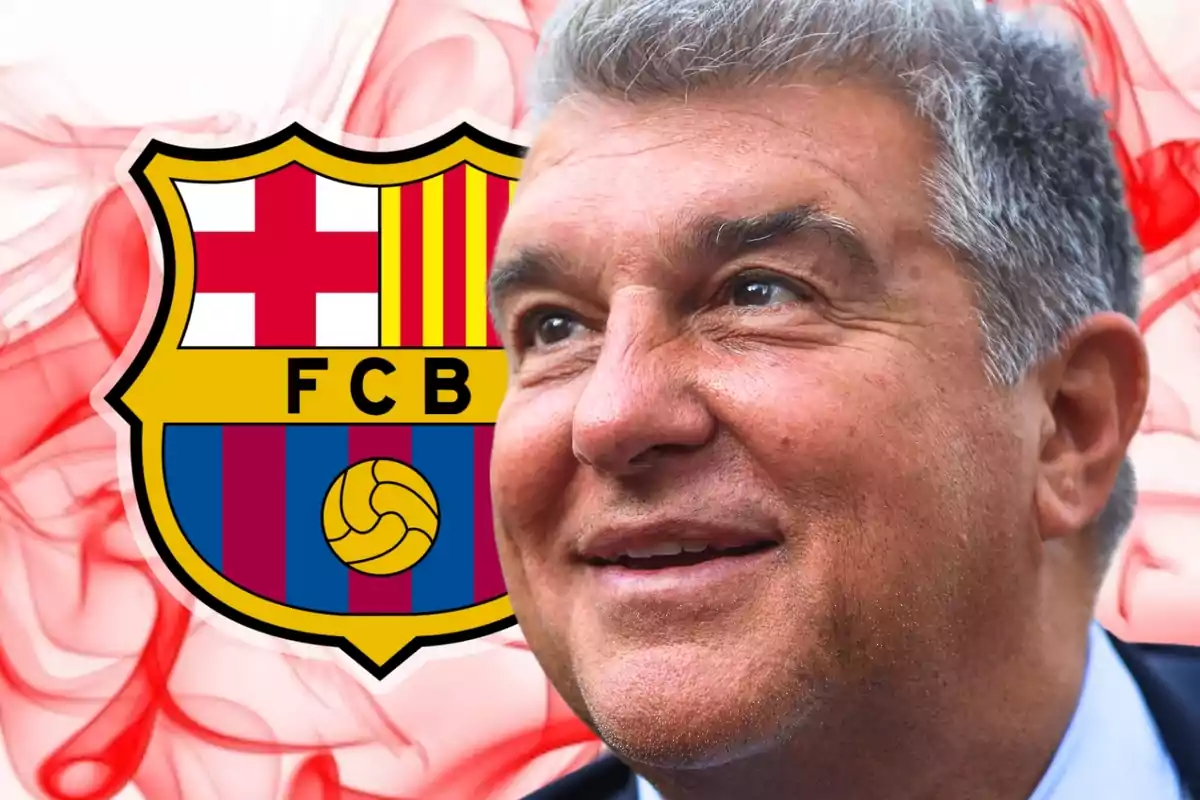 Hombre sonriente con el logo del FC Barcelona de fondo.