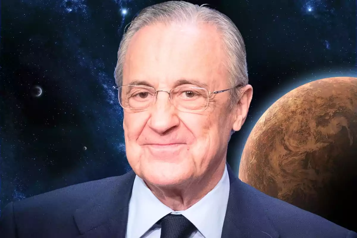 Hombre mayor con gafas y traje frente a un fondo de espacio con planetas.