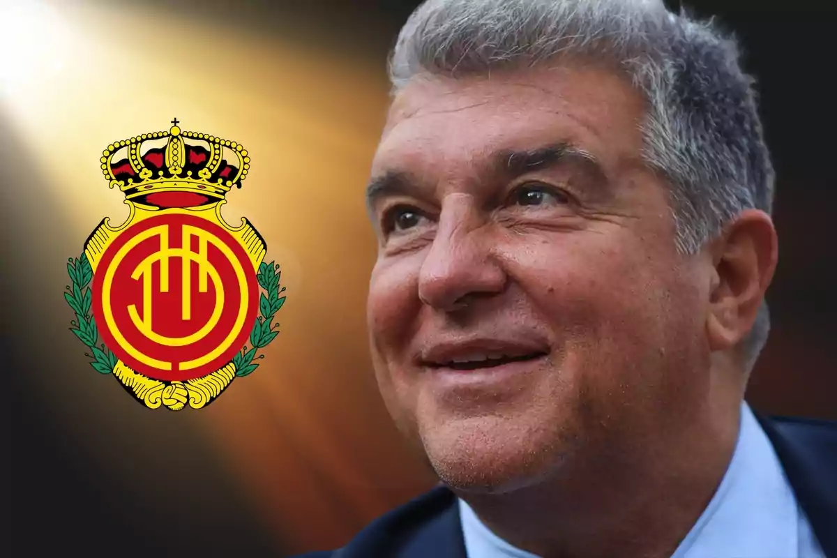 Joan Laporta sonriendo en primer plano con el escudo del RCD Mallorca