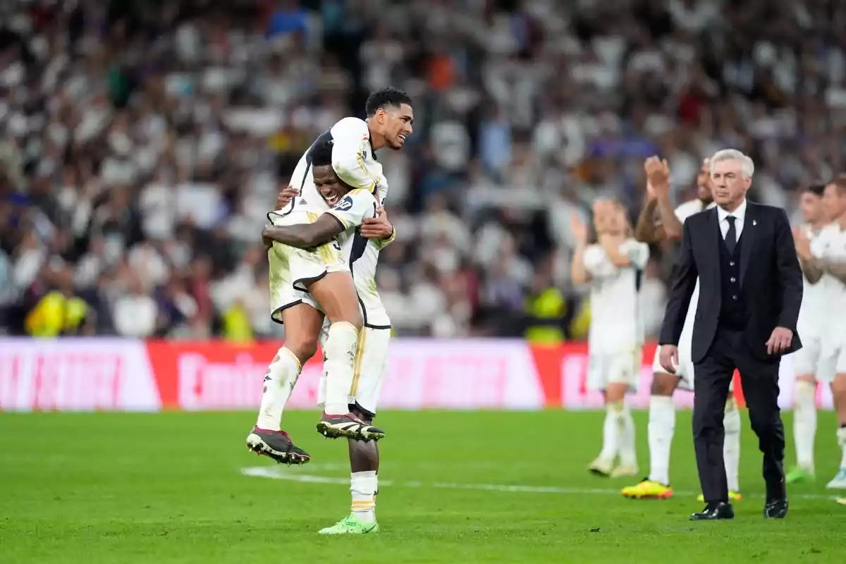 Vinícius Júnior levantando a Jude Bellingham en mitad del campo Vinícius Júnior levantando a Jude Bellingham en mitad del campo