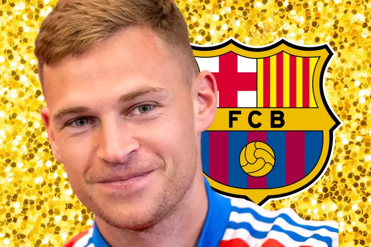 Un hombre sonriente con el logo del FC Barcelona de fondo.