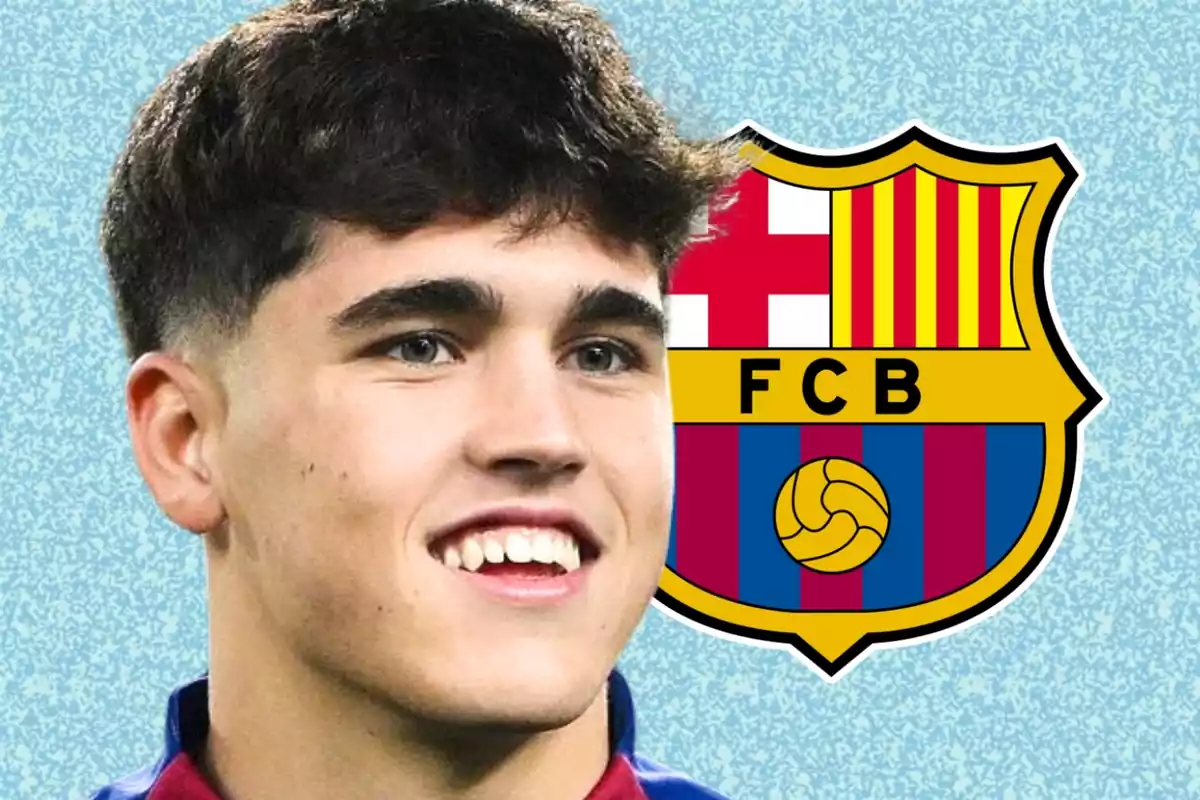 Un joven sonriente con el escudo del FC Barcelona de fondo.