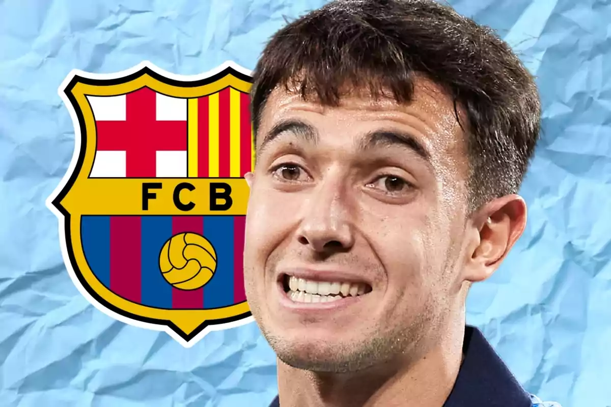 Un hombre con expresión facial sonriente frente al escudo del FC Barcelona.