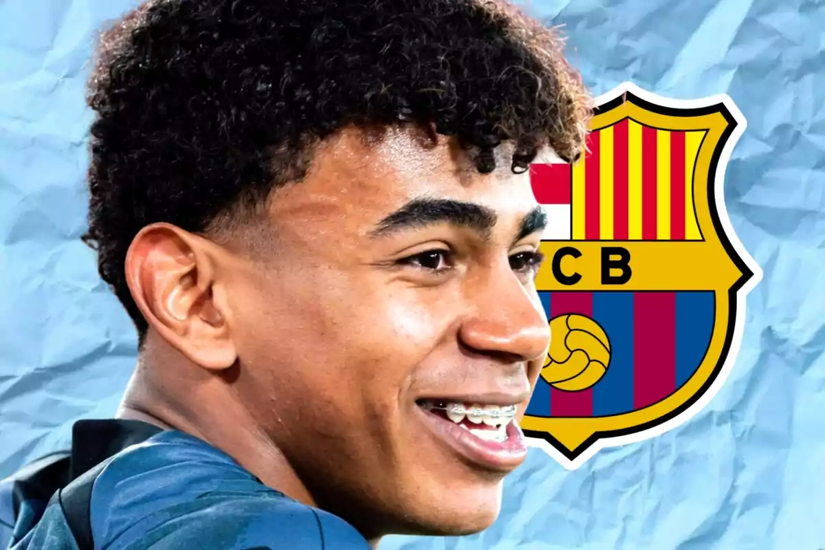 Joven con brackets sonriendo frente al logo del FC Barcelona.