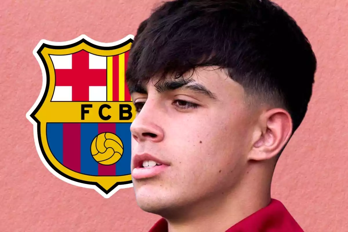 Un joven con cabello oscuro y corto, de perfil, con el logo del FC Barcelona en el fondo.