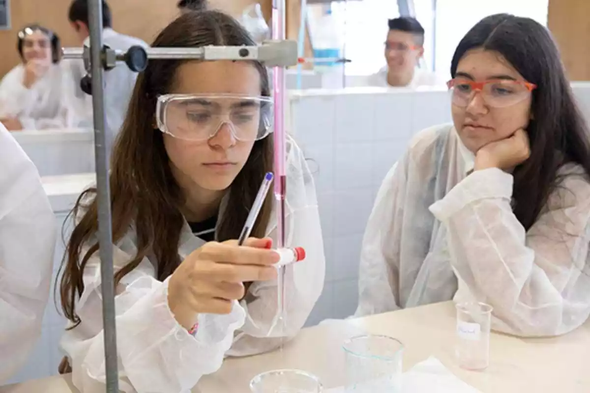 Dos alumnas en una clase de química