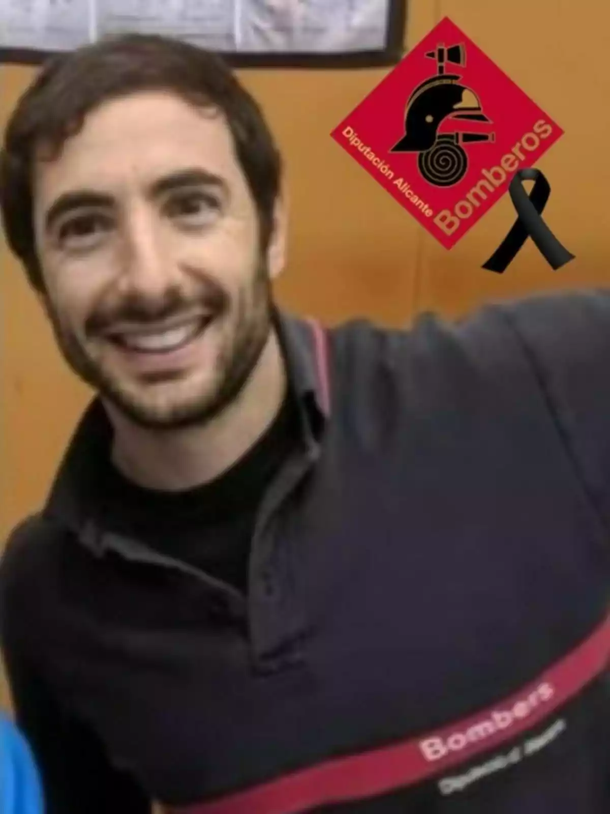 Fran Llorens sonriente con barba y cabello oscuro lleva una camiseta con el logo de Fran Llorens sonriente con barba y cabello oscuro lleva una camiseta con el logo de
