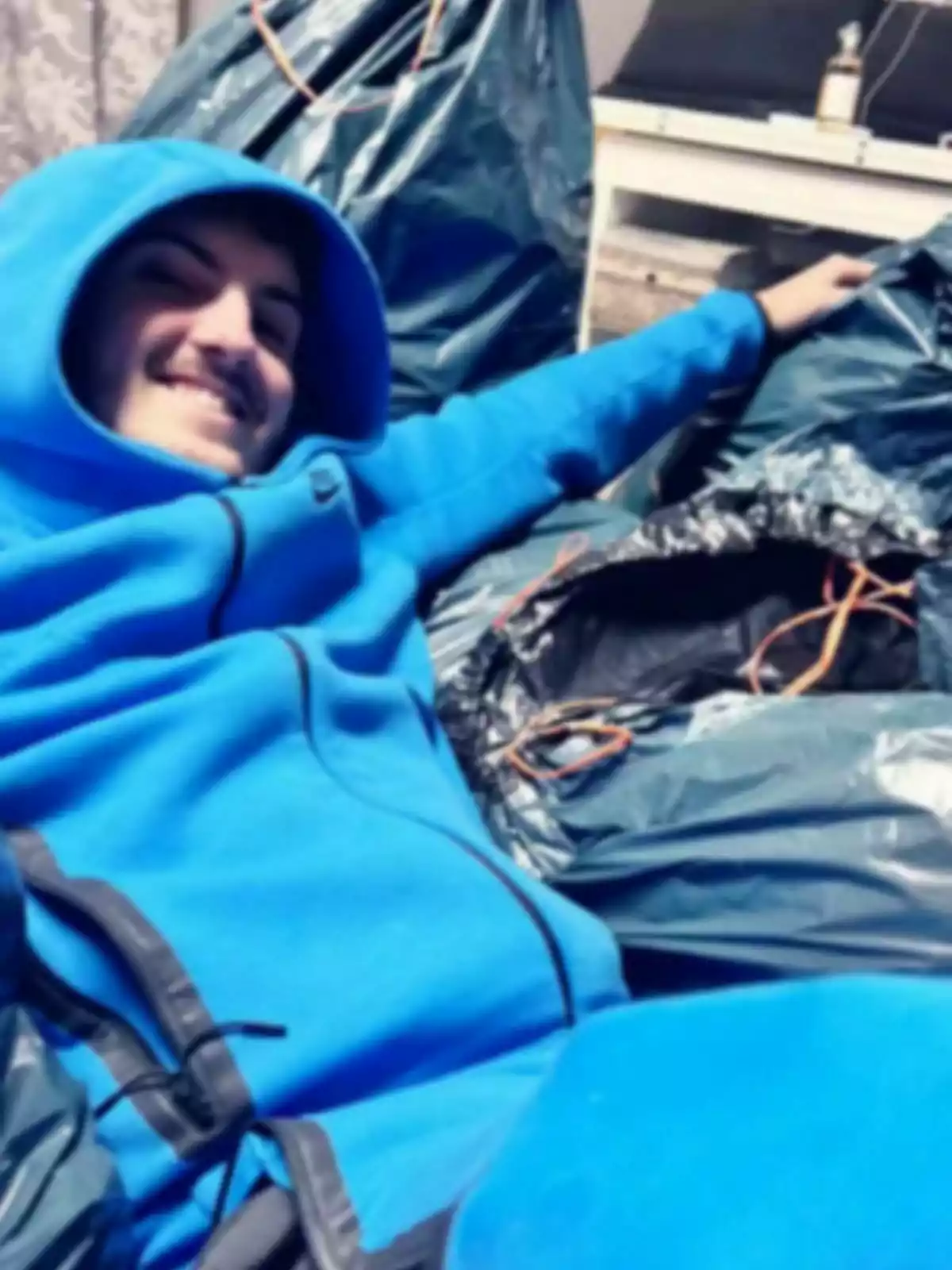 Plano corto de Fran Redondo, nieto de Julián Muñoz y Mayte Zaldívar, rodeado de bolsas de basura con rostro sonriente Plano corto de Fran Redondo, nieto de Julián Muñoz y Mayte Zaldívar, rodeado de bolsas de basura con rostro sonriente