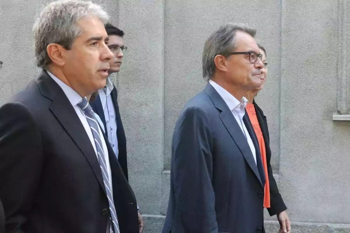 Plano medio de Francesc Homs andando al lado de Artur Mas, de camino a declarar al Tribunal Supermo por la consulta del 9N de 2014