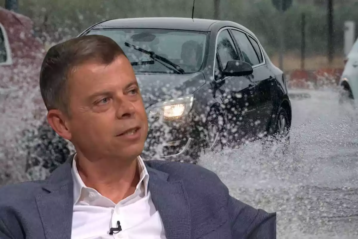 Montaje de Francesc Mauri en traje hablando hacia al lado y de fondo un coche conduciendo con lluvias muy intensas