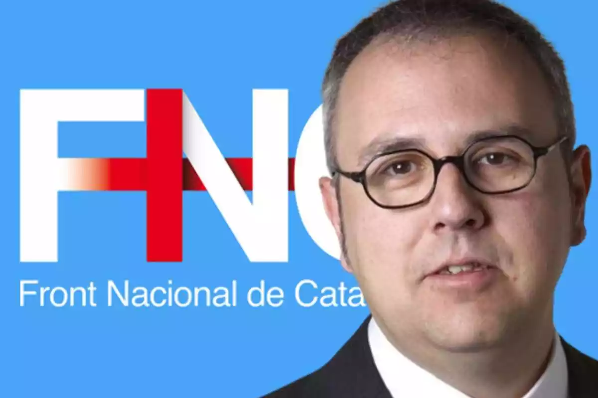 Montaje con un primer plano de Francesc Mortés con gafas y de fondo una imagen con el logo del Front Nacional de Catalunya con un fondo azul