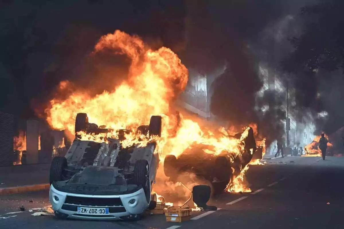 Imagen de un vehículo completamente quemado en la localidad de Nanterre, en Francia