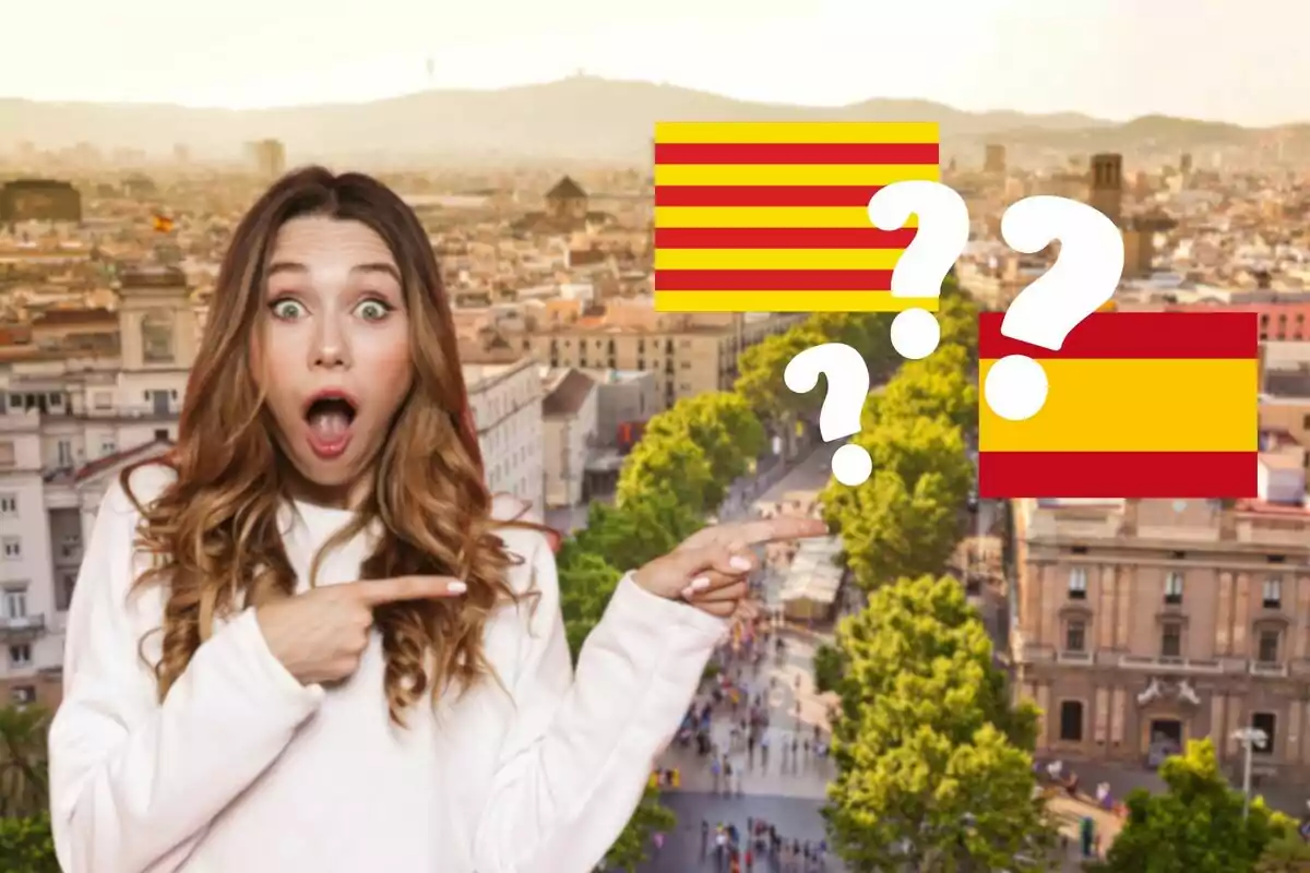 Una mujer sorprendida señala hacia dos banderas, una de Cataluña y otra de España, con signos de interrogación sobre ellas, en un fondo de una ciudad.