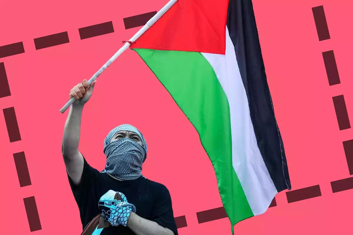 Un hombre con la cara tapada sujetando una bandera de palestina