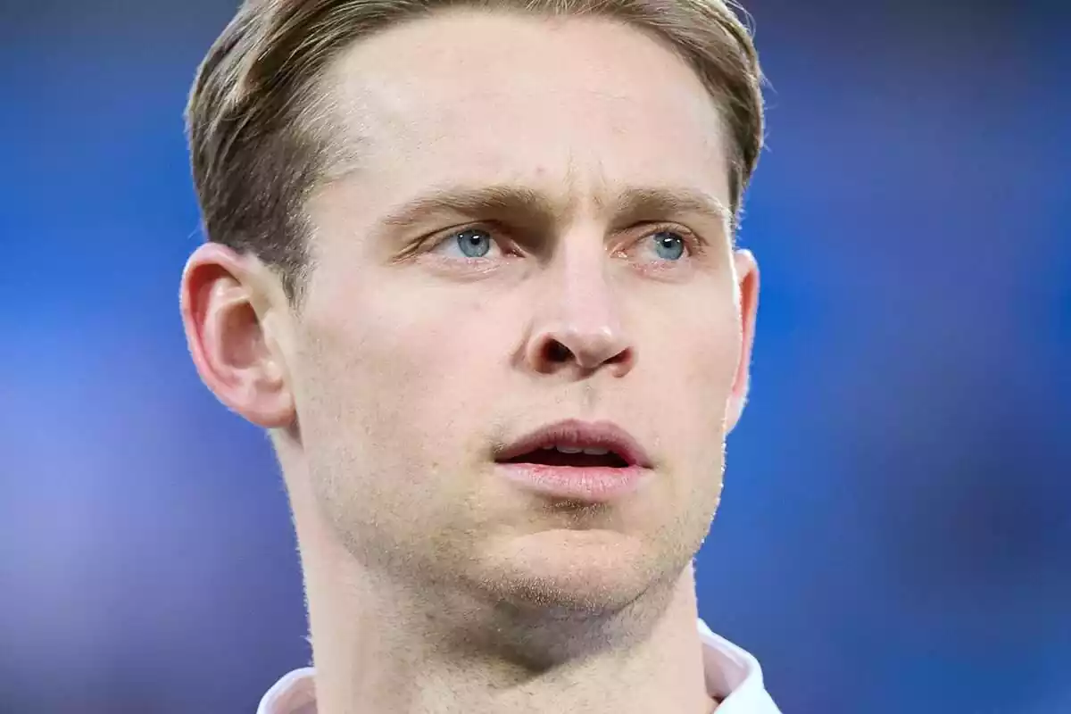 Frenkie de Jong con cara de sorpresa en primer plano