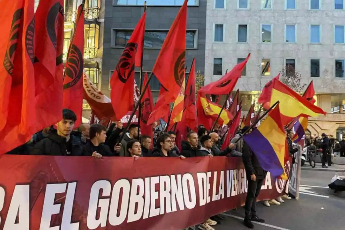 Decenas de militantes del Frente Obrero detrás de una pancarta roja y llavando banderas rojas con el logo del Frente Obrero