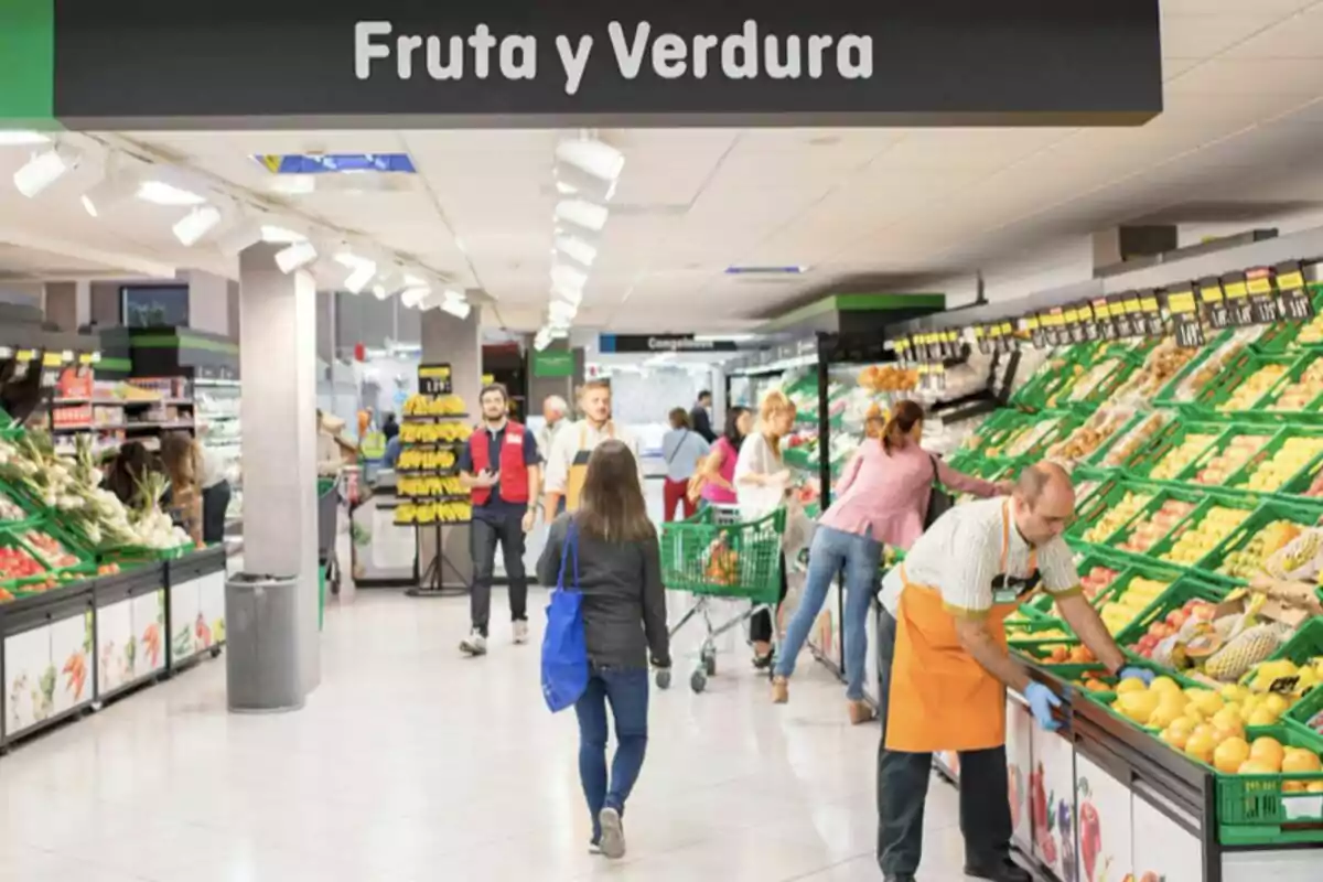 Personas comprando frutas y verduras en un supermercado.