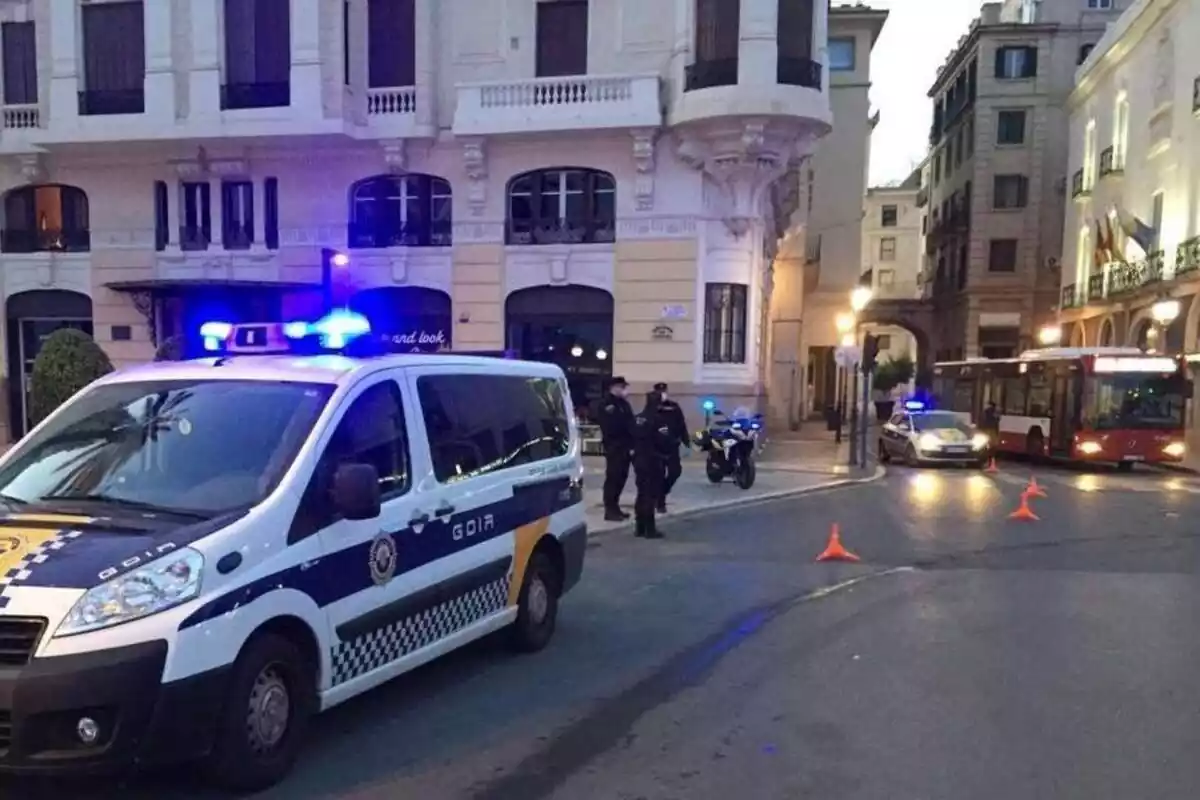 Furgoneta y agentes de la Policia Local de Alicante