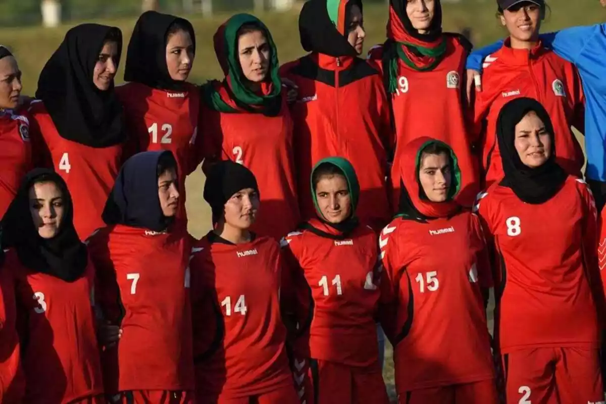 Foto de equipo de un equipo de fútbol femenino con las chicas luciendo velo islámico