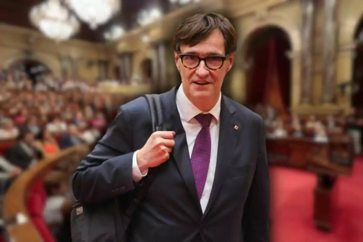 Un hombre con traje y corbata en un entorno de asamblea o parlamento.