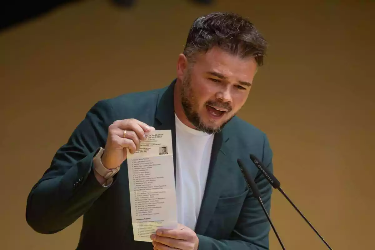 Gabriel Rufián exaltado en un mitin con una papeleta electoral entre sus manos